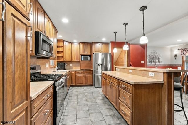 9 Melrose Ave, West Milford Twp., NJ 07421