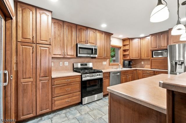 9 Melrose Ave, West Milford Twp., NJ 07421