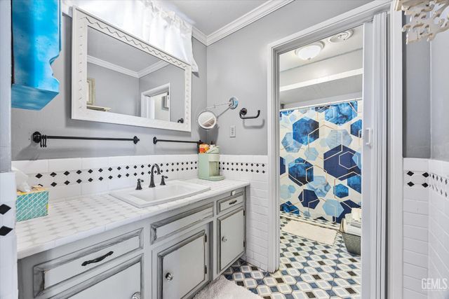 2625 Bay Street, Bakersfield, CA 93301