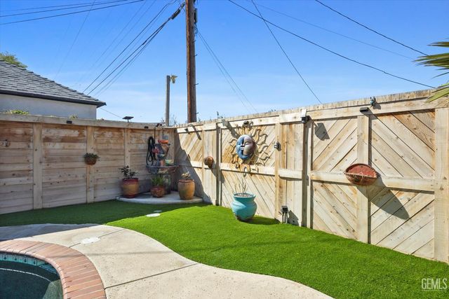 2625 Bay Street, Bakersfield, CA 93301