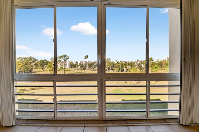 3661 Via Poinciana 410, Lake Worth, FL 33467