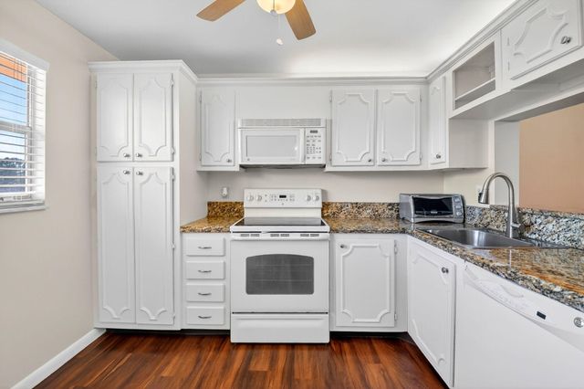 3661 Via Poinciana 410, Lake Worth, FL 33467