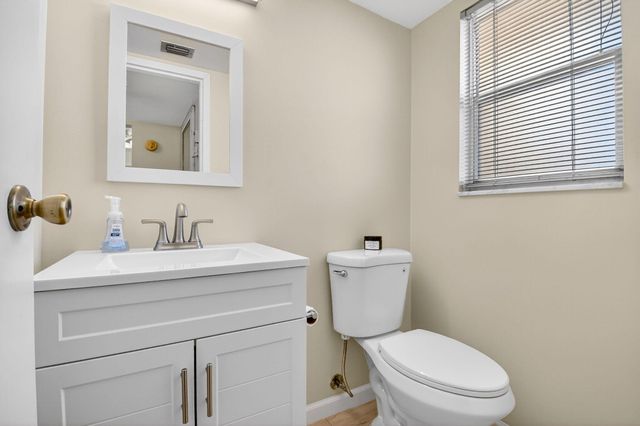 3661 Via Poinciana 410, Lake Worth, FL 33467