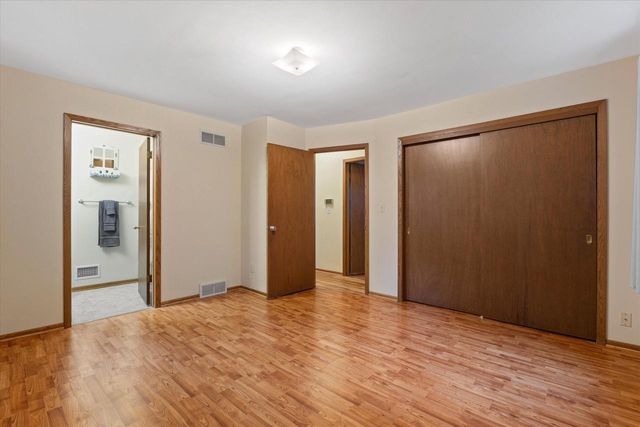 8169 S Wilding DRIVE, Oak Creek, WI 53154