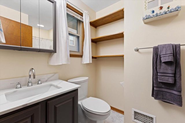 8169 S Wilding DRIVE, Oak Creek, WI 53154