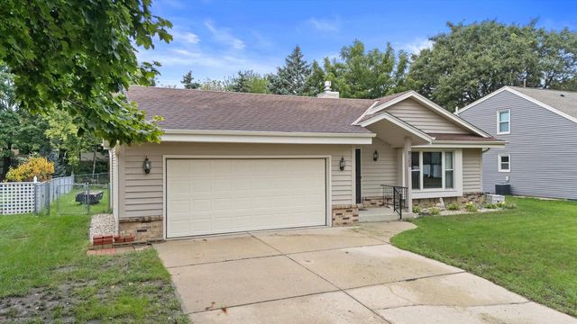 8169 S Wilding DRIVE, Oak Creek, WI 53154
