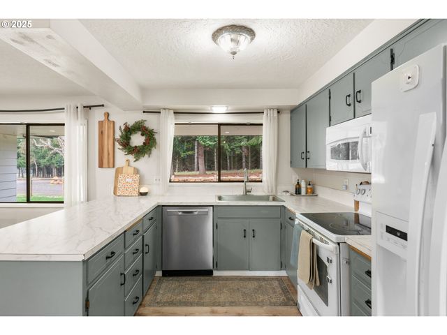 6020 Valley View Rd Ne, Silverton, OR 97381