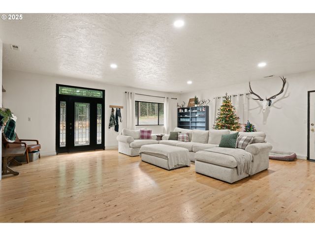 6020 Valley View Rd Ne, Silverton, OR 97381