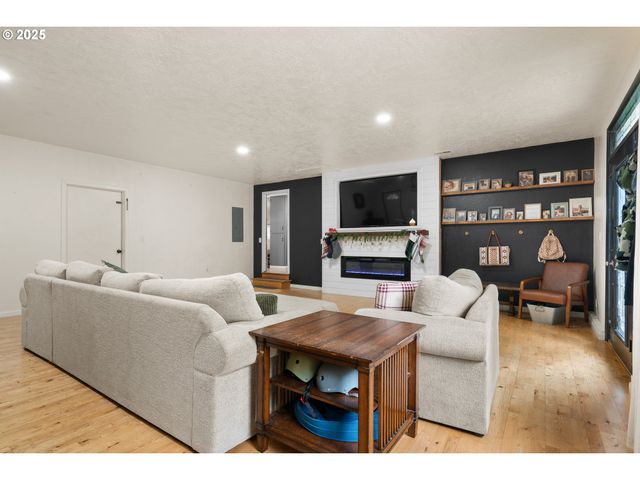 6020 Valley View Rd Ne, Silverton, OR 97381