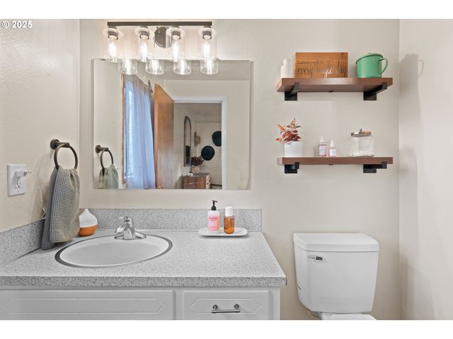 6020 Valley View Rd Ne, Silverton, OR 97381