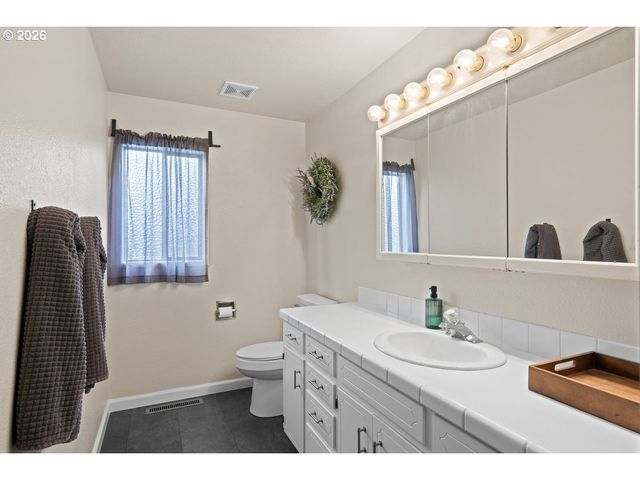 6020 Valley View Rd Ne, Silverton, OR 97381