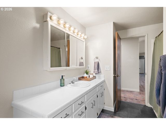 6020 Valley View Rd Ne, Silverton, OR 97381