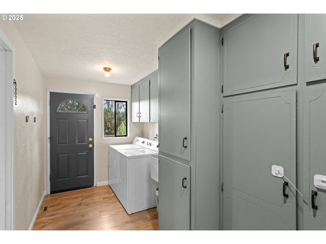 6020 Valley View Rd Ne, Silverton, OR 97381