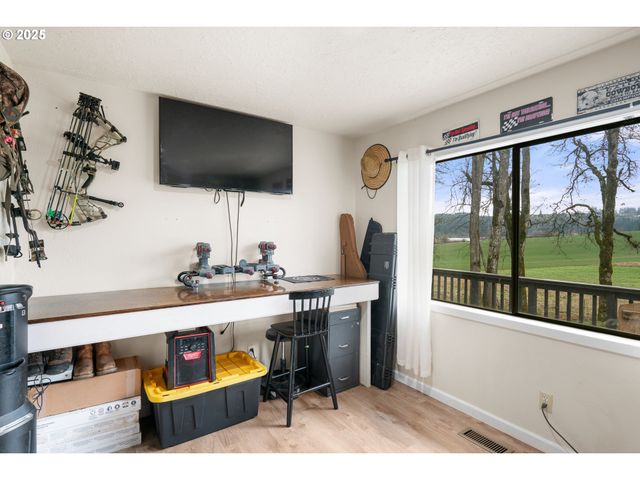 6020 Valley View Rd Ne, Silverton, OR 97381