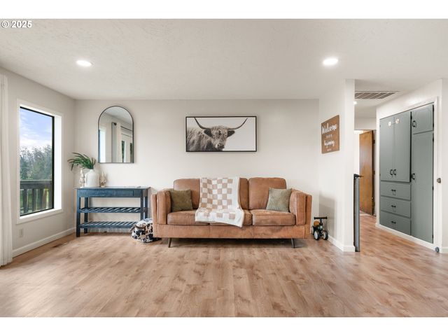 6020 Valley View Rd Ne, Silverton, OR 97381