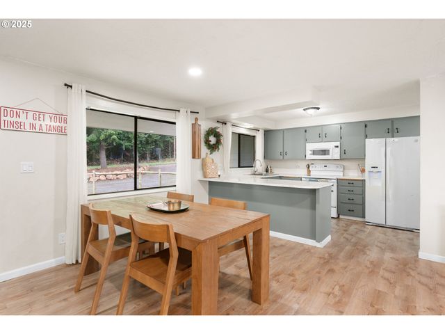 6020 Valley View Rd Ne, Silverton, OR 97381