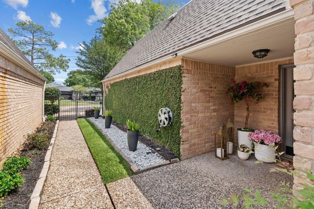 40 Wellington Court, Sugar Land, TX 77478