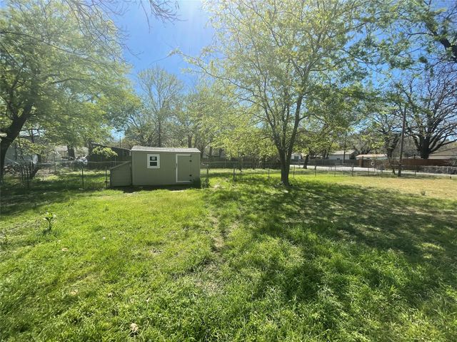 1100 Poe Street, Azle, TX 76020