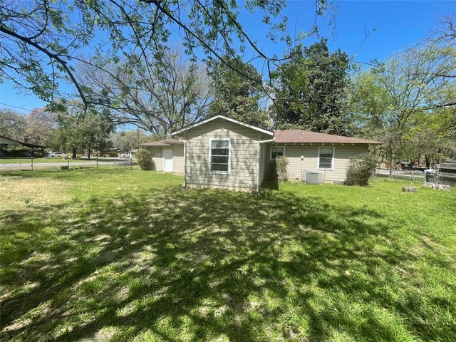 1100 Poe Street, Azle, TX 76020