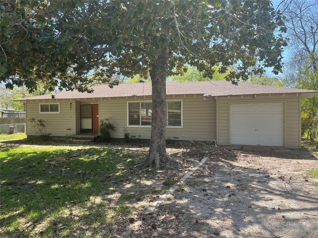 1100 Poe Street, Azle, TX 76020