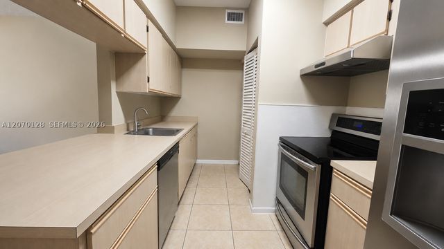 18332 NW 68th Ave H, Hialeah, FL 33015