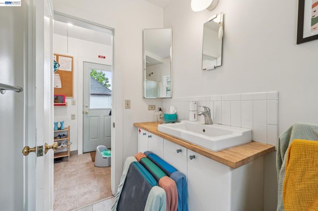 5227 LOCKSLEY AVENUE, Oakland, CA 94618