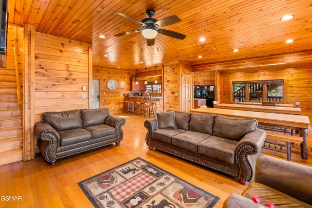 204 Dogwood Point Way, Gatlinburg, TN 37738
