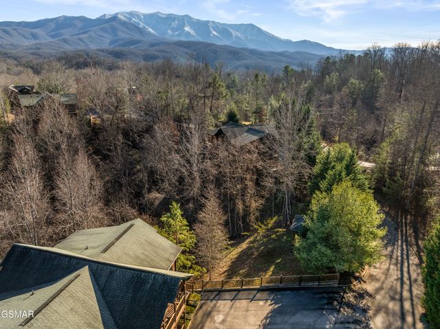 204 Dogwood Point Way, Gatlinburg, TN 37738
