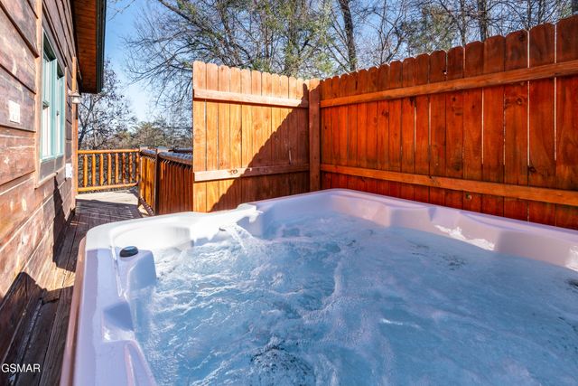 204 Dogwood Point Way, Gatlinburg, TN 37738