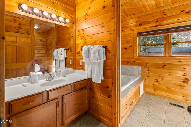 204 Dogwood Point Way, Gatlinburg, TN 37738