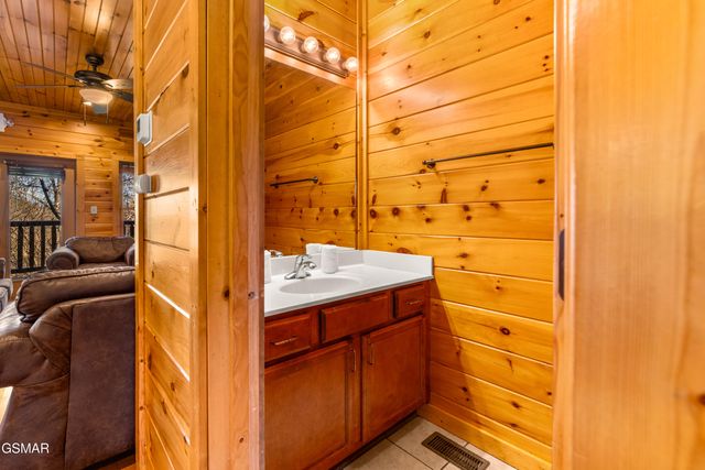 204 Dogwood Point Way, Gatlinburg, TN 37738