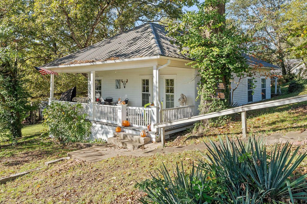 202 Oak Street, Anderson, MO 64831