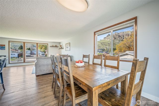 932 CRAWFORD Avenue, Wenatchee, WA 98801