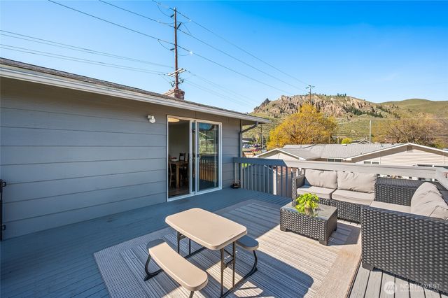 932 CRAWFORD Avenue, Wenatchee, WA 98801