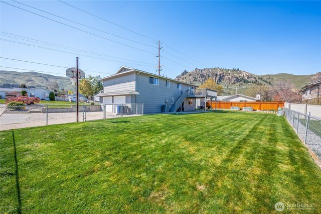 932 CRAWFORD Avenue, Wenatchee, WA 98801