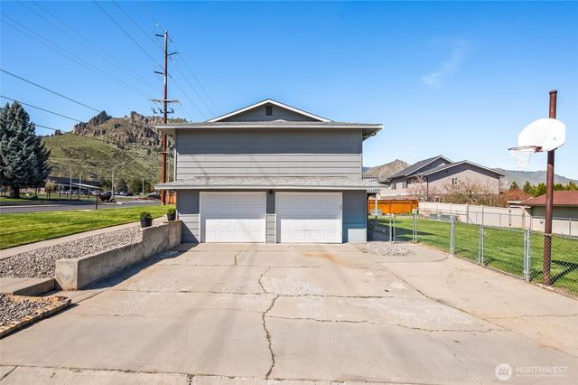 932 CRAWFORD Avenue, Wenatchee, WA 98801