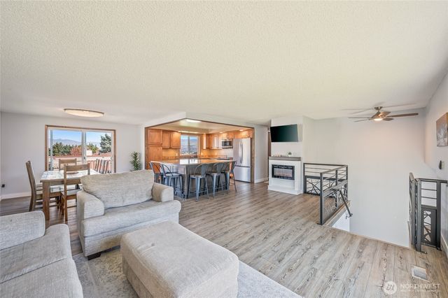 932 CRAWFORD Avenue, Wenatchee, WA 98801