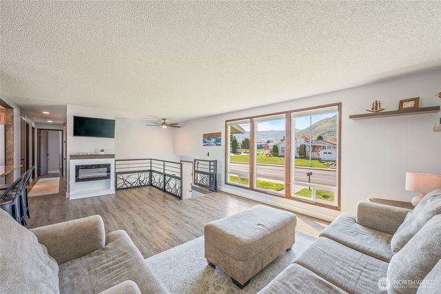 932 CRAWFORD Avenue, Wenatchee, WA 98801