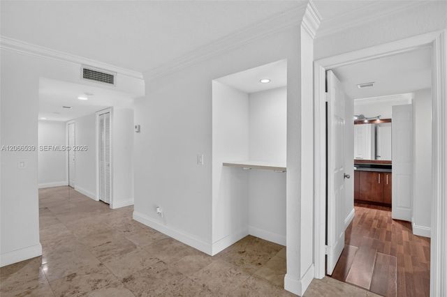 359 Lakeview Drive 102, Weston, FL 33326