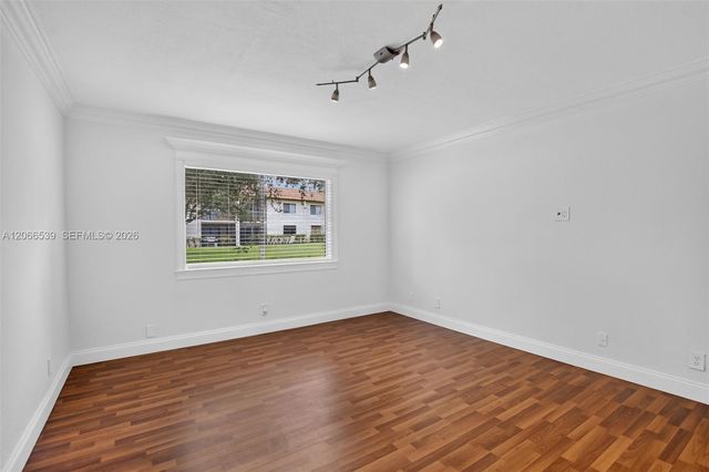 359 Lakeview Drive 102, Weston, FL 33326