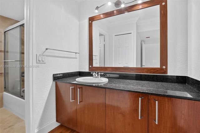 359 Lakeview Drive 102, Weston, FL 33326
