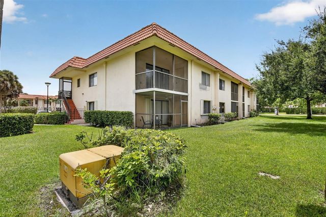 359 Lakeview Drive 102, Weston, FL 33326