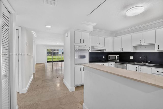 359 Lakeview Drive 102, Weston, FL 33326