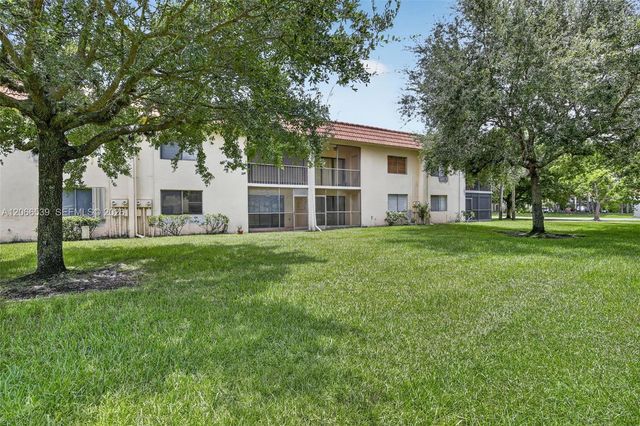 359 Lakeview Drive 102, Weston, FL 33326