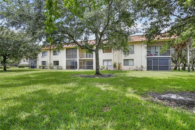 359 Lakeview Drive 102, Weston, FL 33326