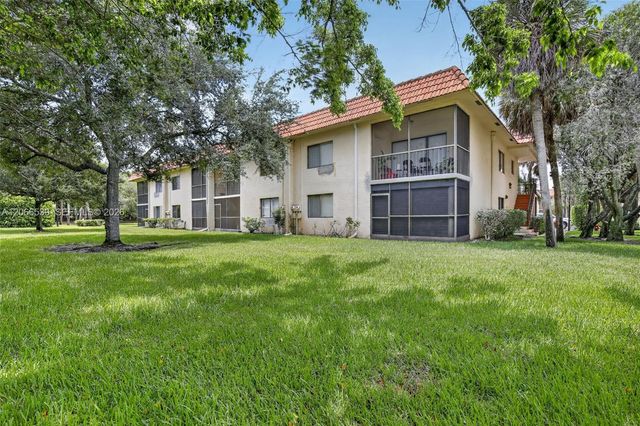 359 Lakeview Drive 102, Weston, FL 33326