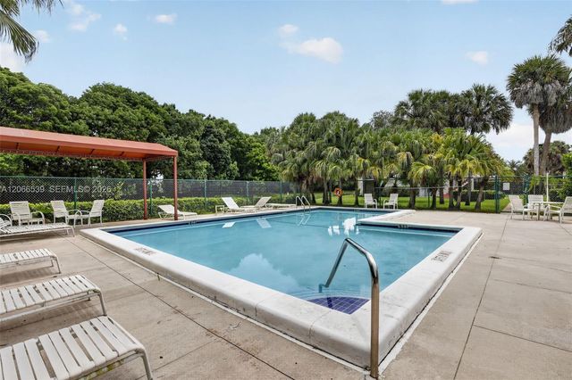 359 Lakeview Drive 102, Weston, FL 33326