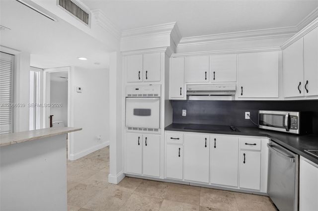 359 Lakeview Drive 102, Weston, FL 33326