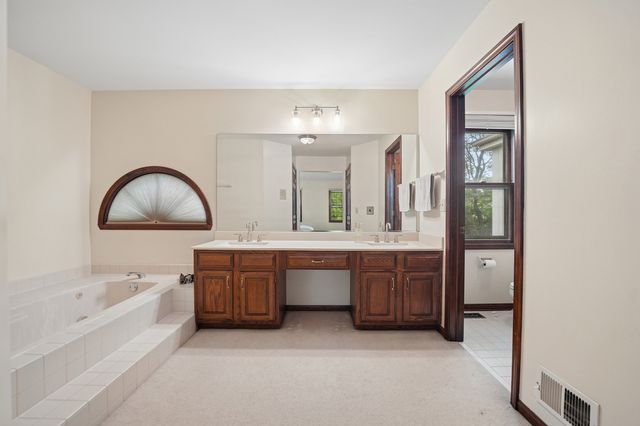 837 Heatherstone Drive, Schaumburg, IL 60173