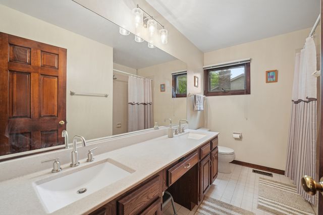 837 Heatherstone Drive, Schaumburg, IL 60173